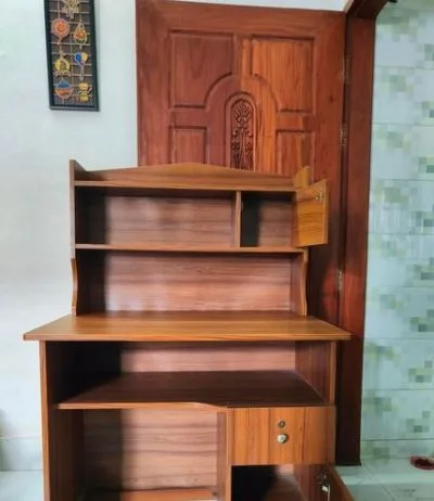 পড়ার টেবিল