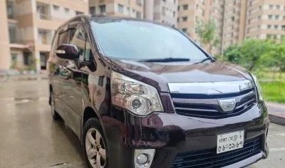 Toyota Noah S I PUSH WINE 2012