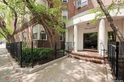 2 Beds 1 Bath 961 sq ft
