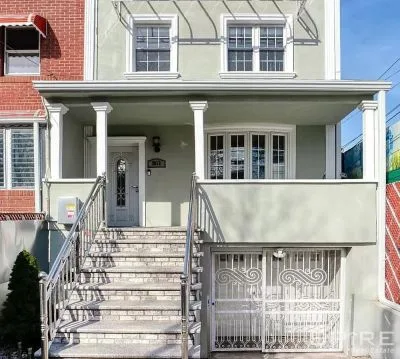 5 Beds 2 Baths House for Sale