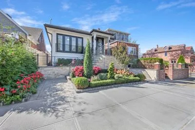2 Beds 2 Baths 3,000 sq ft House for Sale