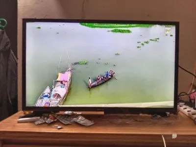 ব্যবহারিত Samsung 32" basic Led tv বিক্রয়।