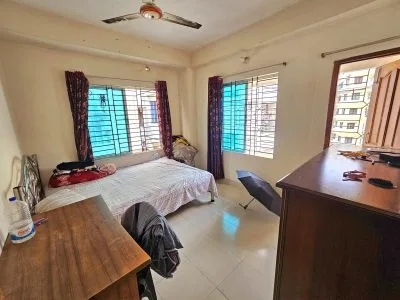 ৬ষ্ঠ তলায় ফ্যামেলির জন্য ভাড়া হবে
