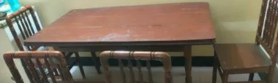 চেয়ার সহ ডাইনিং টেবিল