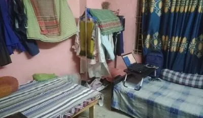 চাকুরীজিবী ”রুমমেট আবশ্যক” (অধুমপায়ী )।