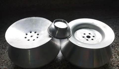 দুটি ভাপা পিঠা বানানোর হাড়ি
