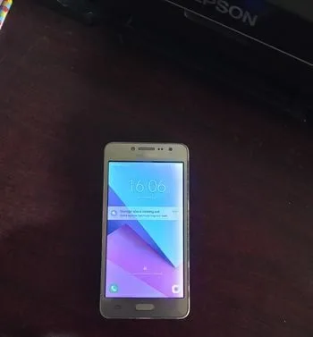Samsung Galaxy J2 .