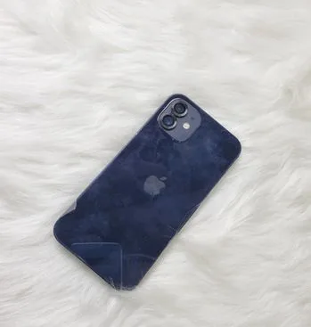 Apple iPhone 12 .