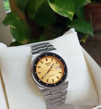 SEIKO 5 Glowing Champagne