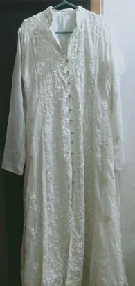 সাদা রঙের একটি গাউন