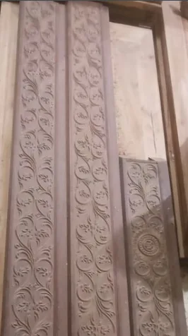 মেইন দরজার জন্য ১১" লোহা কাঠের ডিজাইন চৌকাঠ।